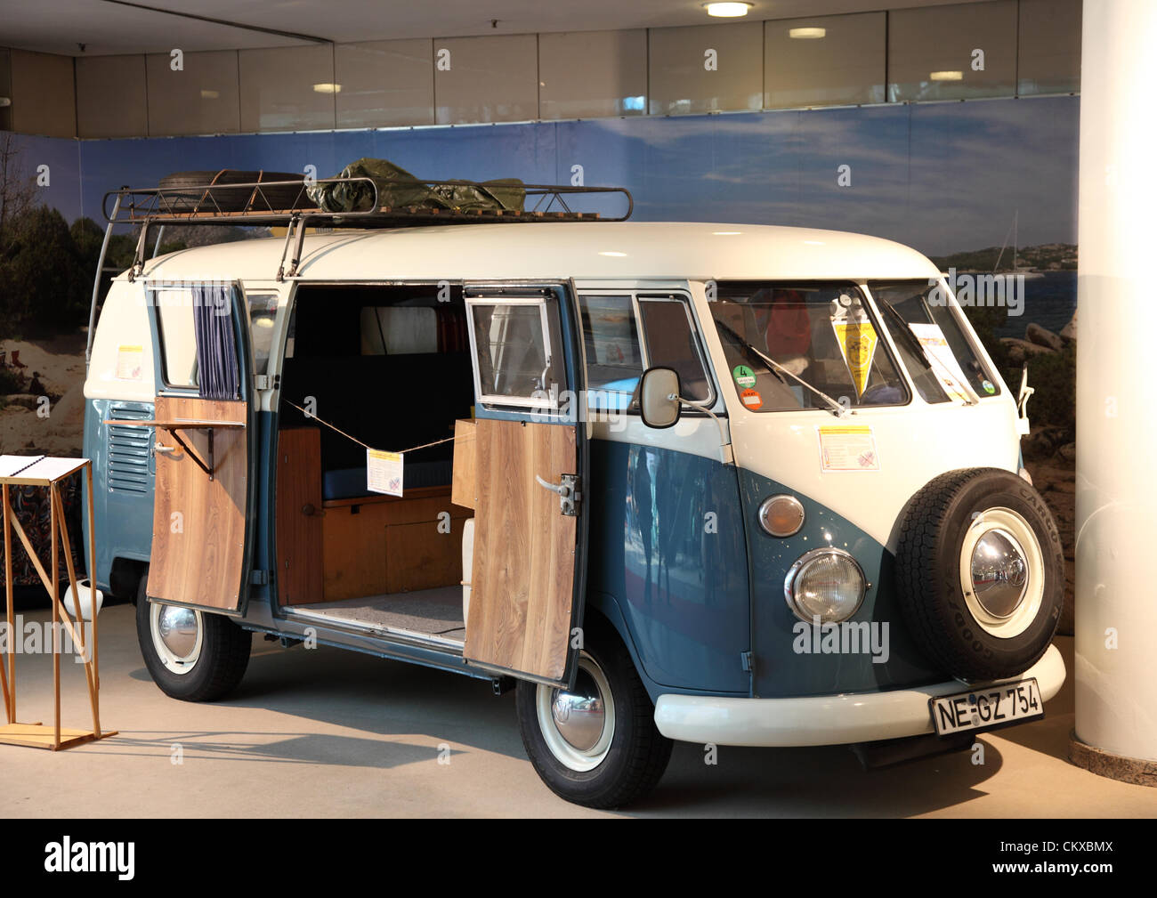 DUESSELDORF - 27 agosto: Volkswagen Tipo 2 camper van mostrava al Caravan Salon Exhibition 2012 il 27 agosto 2012 a Düsseldorf, Germania. Foto Stock