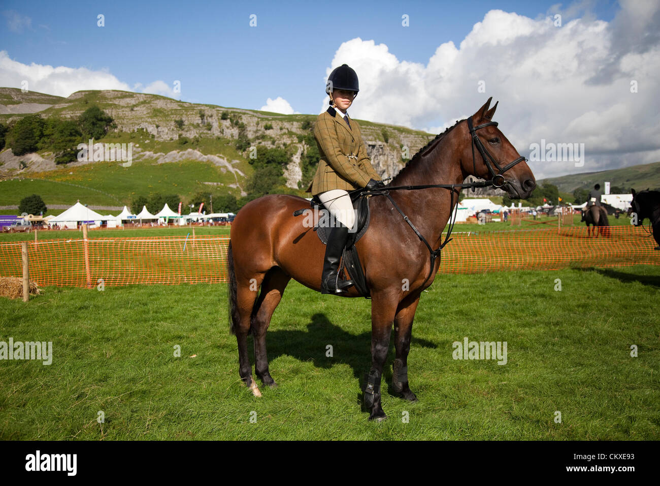 28 agosto 2012. Yorkshire UK: Katie Thornber, 13 anni, equitazione Distant View a Connemara pony, al 115esimo annuale Kilnsey giovane ragazza a cavallo a Kinsley Show & Sports on Bank Holiday Martedì, Agosto 28, 2012. Lo showpiece Yorkshire Dales è organizzato dalla Upper Wharfedale Agricultural Society vicino a Kilnsey Crag, 12 miglia a nord di Skipton. Foto Stock