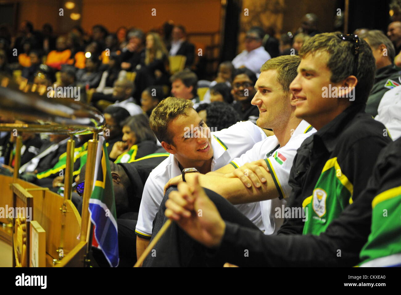 Agosto 28, 2012. Cape Town, Sud Africa. Medaglia olimpica vincitori Chad le Clos e Cameron van Der Burgh in Parlamento il ministro dello sport e ricreazione Fikile Mbalula si è congratulato con il atleti olimpionici sulle loro prestazioni durante i Giochi di Londra. (Foto di Gallo Immagini / Foto24 / Michael Hammond) Foto Stock