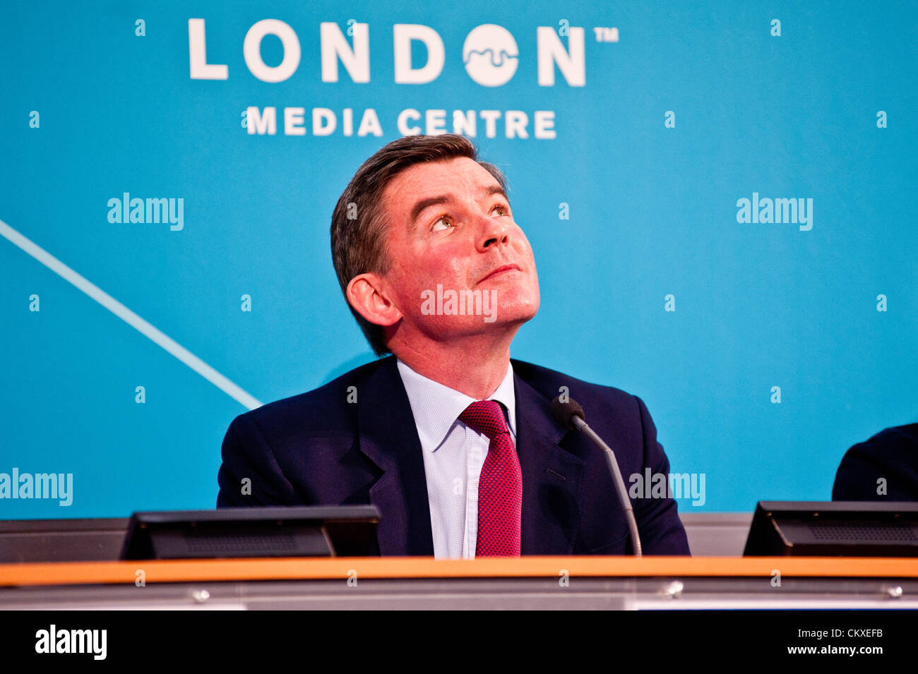 London, Regno Unito - 28 August 2012: Hugh Robertson MP durante la conferenza stampa 'Sicurezza e disponibilità di trasporto per le paralimpiadi' presso il London Media Center. Foto Stock