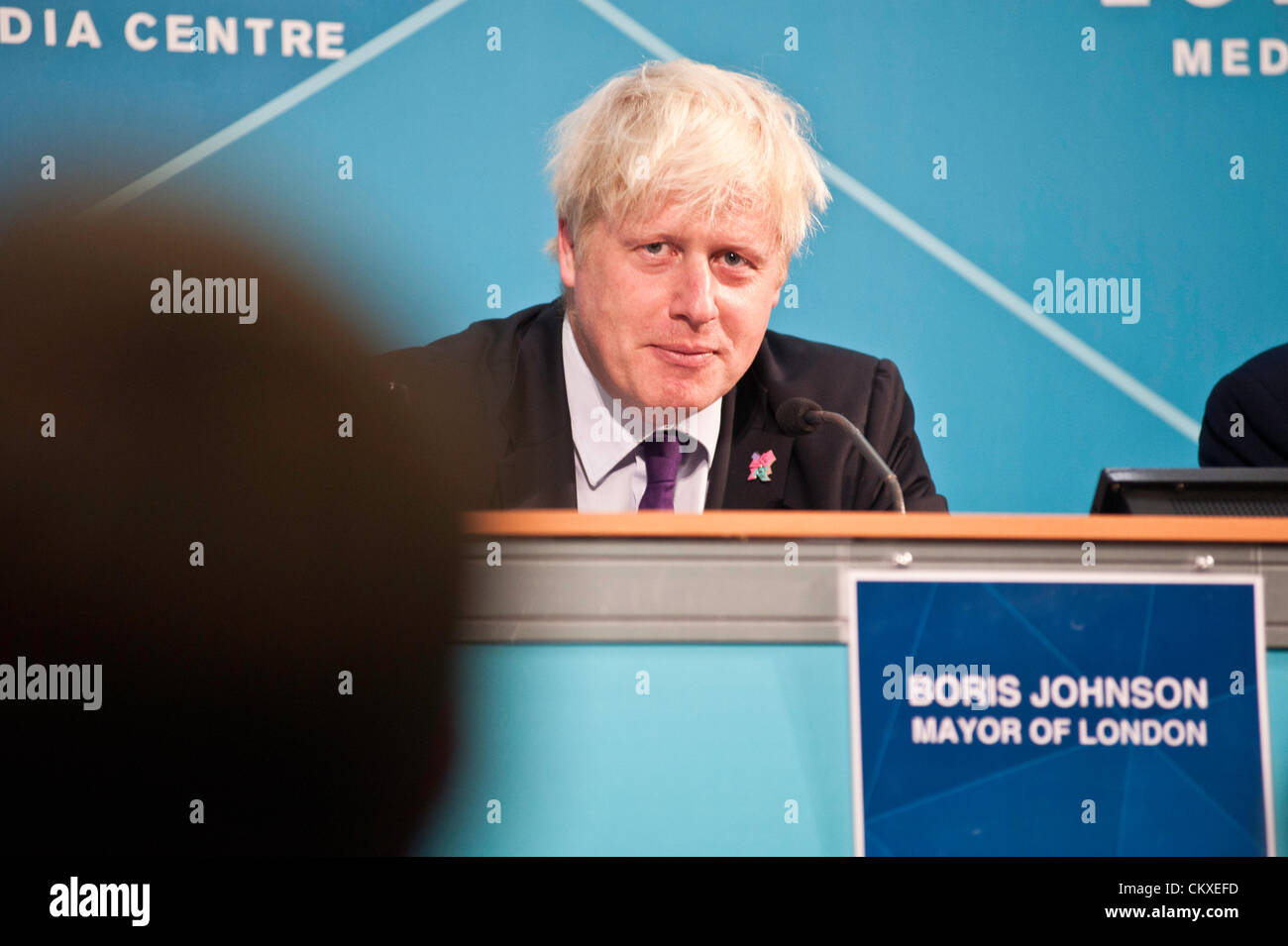 London, Regno Unito - 28 August 2012: Boris Johnson, sindaco di Londra, durante la conferenza stampa 'Sicurezza e disponibilità di trasporto per le paralimpiadi' presso il London Media Center. Foto Stock