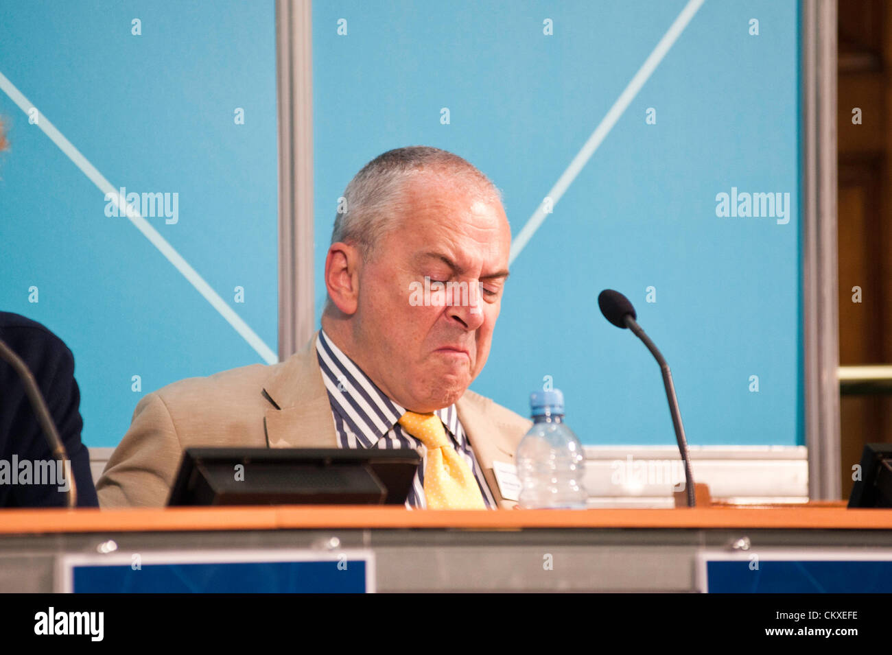 London, Regno Unito - 28 August 2012: Peter Hendy, Commissario dei Trasporti di Londra durante la conferenza stampa 'Sicurezza e disponibilità di trasporto per le paralimpiadi' presso il London Media Center. Foto Stock