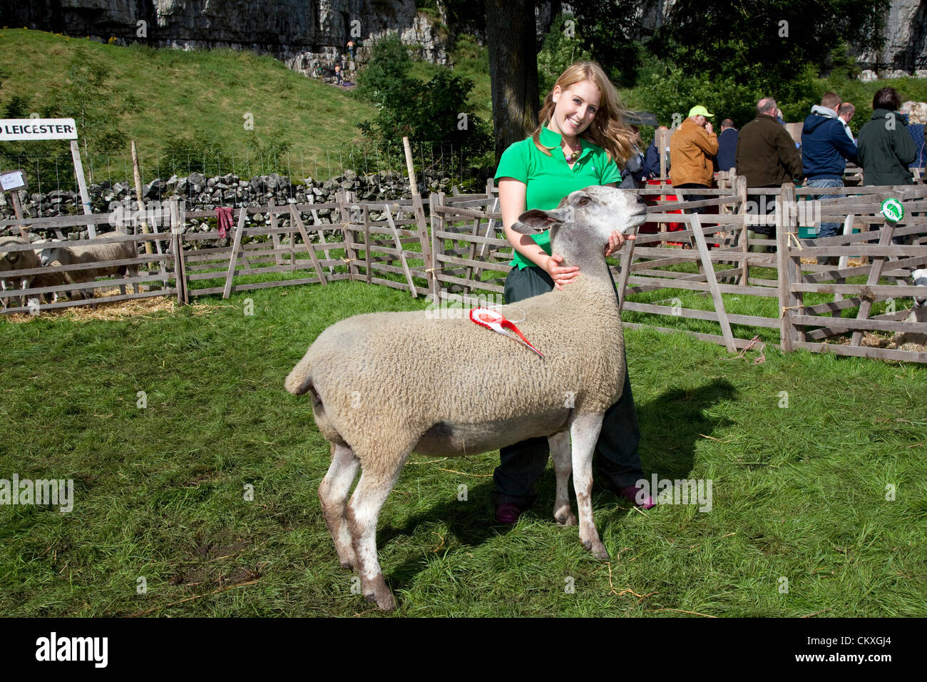 Yorkshire, Regno Unito. 28 agosto 2012. Hannah Stevenson, 21 anni, un premio al115th Kilnsey annuale mostra & sport su Bank Holiday Martedì, 28 agosto 2012. Le Yorkshire Dales fiore è messo in scena da Wharfedale superiore Società Agricola vicino a Kilnsey Crag, 12 miglia a nord di Skipton. Credito: Cernan Elias / Alamy Live News Foto Stock