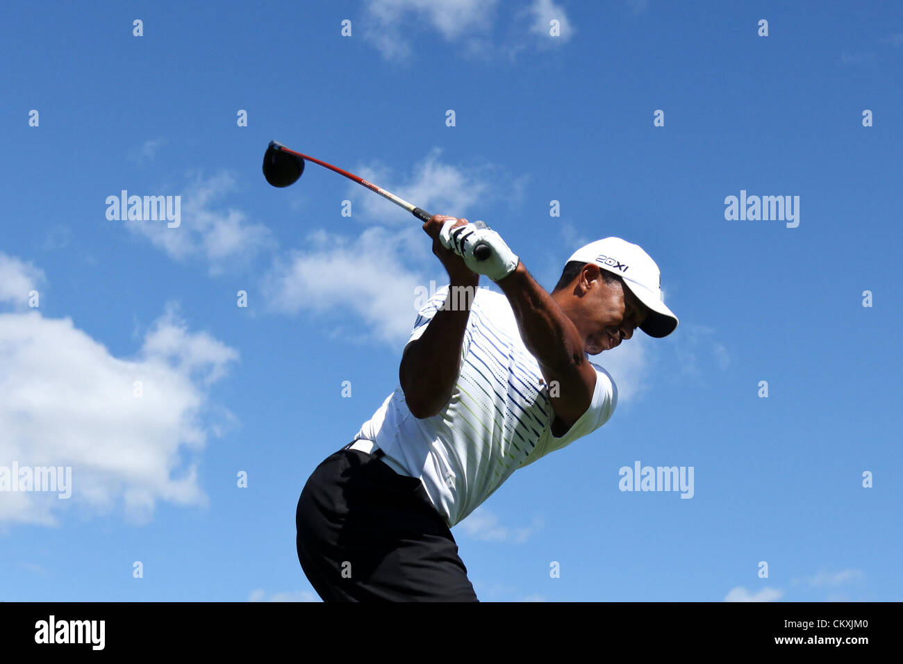 Agosto 28, 2012 - Vernon, New York, Stati Uniti - Tiger Woods tee off sul secondo raccordo a T sul quinto annuale Notah Begay III Foundation sfida a Atunyote Golf Club a Vernon. Foto Stock