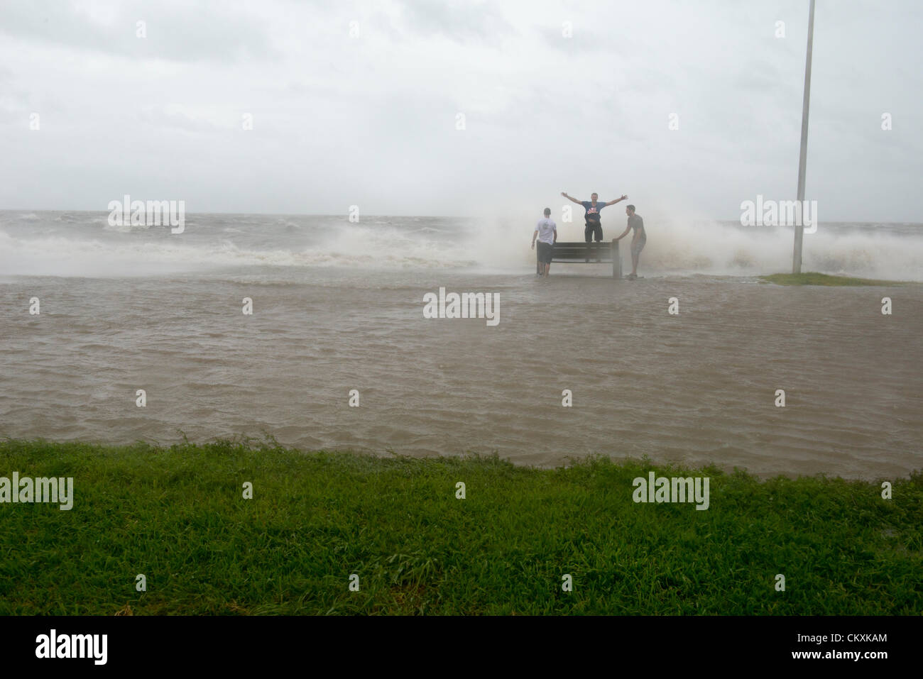 New Orleans, Stati Uniti d'America. 28 Agosto, 2012. New Orleans residenti guarda uragano Isacco mareggiata approccio su Martedì, 28 agosto 2012 dal lago Ponchartrain's southshore su Lakeshore Drive e Canal Boulevard. Molti residenti pagato un last minute visita al lago di testimoniare i picchi di marea. I tre si fermò sulla sommità di uno dei banchi di attività ricreative in una zona che si trova ben al di sopra del lago e alla superficie dell'acqua. Foto Stock