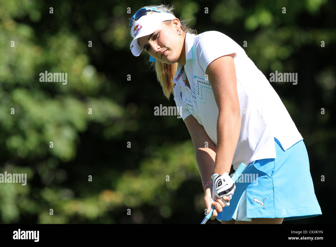 Vernon, New York, Stati Uniti Aug 29 2012. Lexi Thompson ha guardato putt il quindicesimo foro al quinto annuale Notah Begay III Foundation sfida a Atunyote Golf Club a Vernon, New York il 29 agosto 2012 (credito Immagine: © Nick Serrata/eclipse/ZUMAPRESS.com) Foto Stock