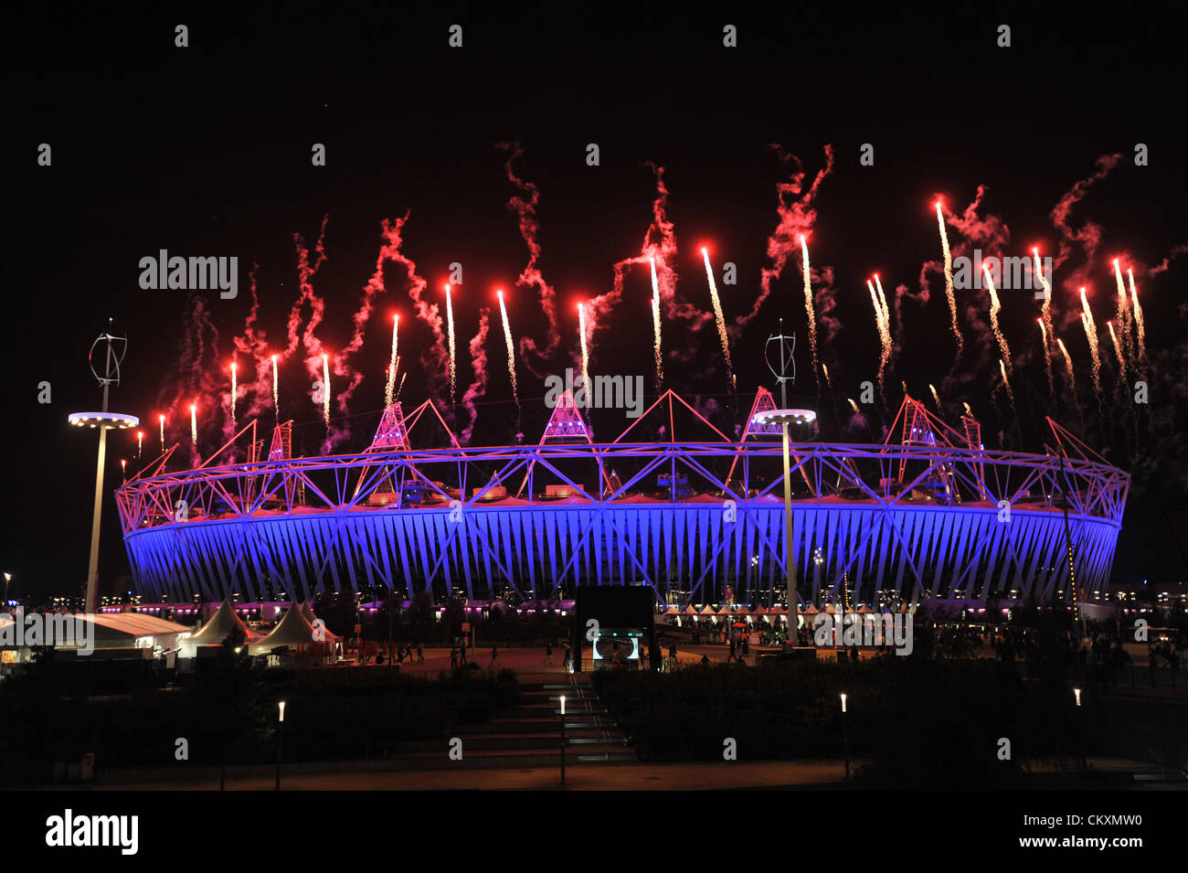 Londra, Regno Unito. Il 30 agosto 2012. Fuochi d'artificio presso lo Stadio Olimpico presso le Paralimpiadi cerimonia di apertura. Credito: Michael Preston / Alamy Live News. Foto Stock