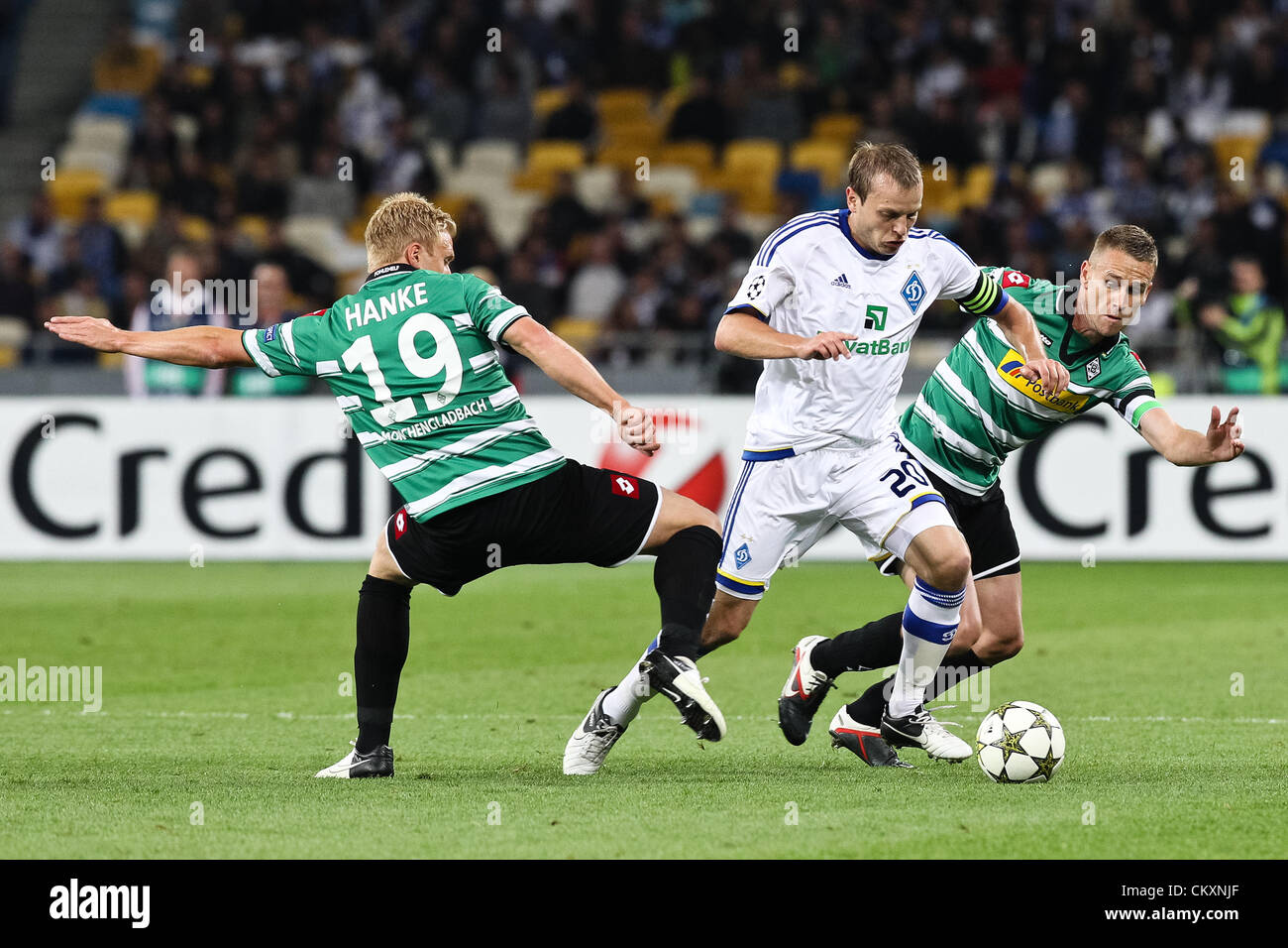 Kiev, Ucraina. Il 29 agosto 2012. Mike Hanke (L) e Filip Daems (R) del Borussia combatte per la palla con il sistema di aiuto online di anestesia Oleh Gusev (C) della dinamo durante la UEFA Champions League playoff seconda gamba partita di calcio del FC ucraino Dinamo Kiev vs VfL Borussia Monchengladbach della Germania alla Olympiyskyi stadium di Kiev, Ucraina, 29 agosto 2012. Foto Stock