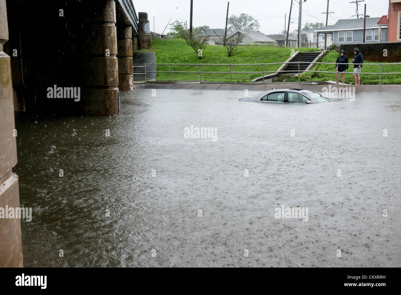 Lakeview, New Orleans. Il 29 agosto 2012. 2 automobili rimanere immersa sul Canal Boulevard in Lakeview, New Orleans il 29 agosto 2012 dopo gli automobilisti tentare di guidare attraverso basso, aree allagate. Tempesta tropicale Isaac continua a passare con il mouse su New Orleans mentre molti driver sono ignari delle profondità delle aree allagate. Foto Stock