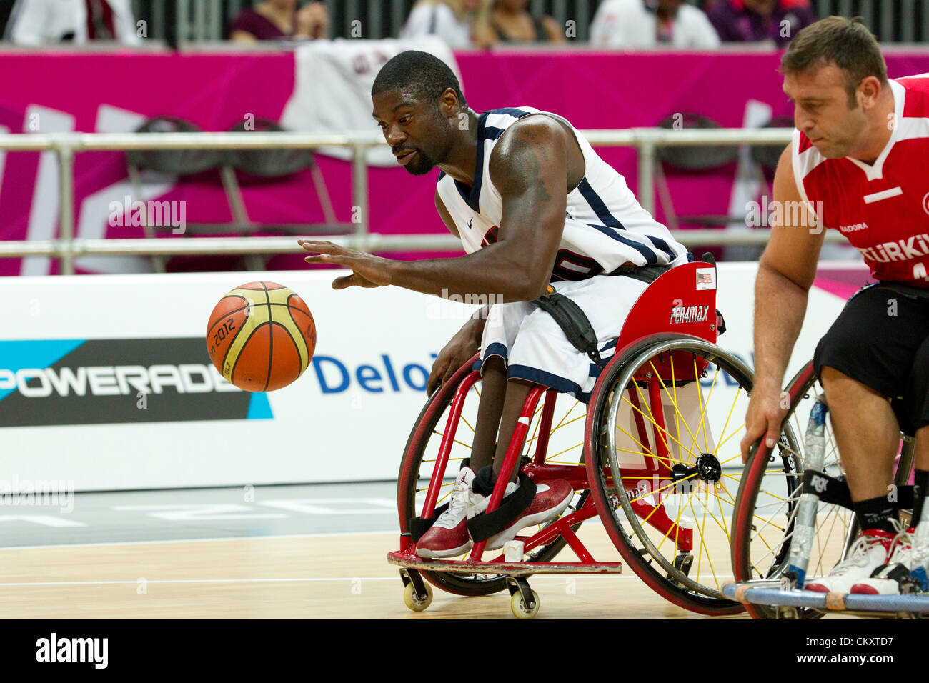 Stati Uniti d'America's Matt Scott dribbling corte verso il basso contro la Turchia (RED)in una sedia a rotelle gioco di basket a 2012 Paralimpiadi di Londra Foto Stock