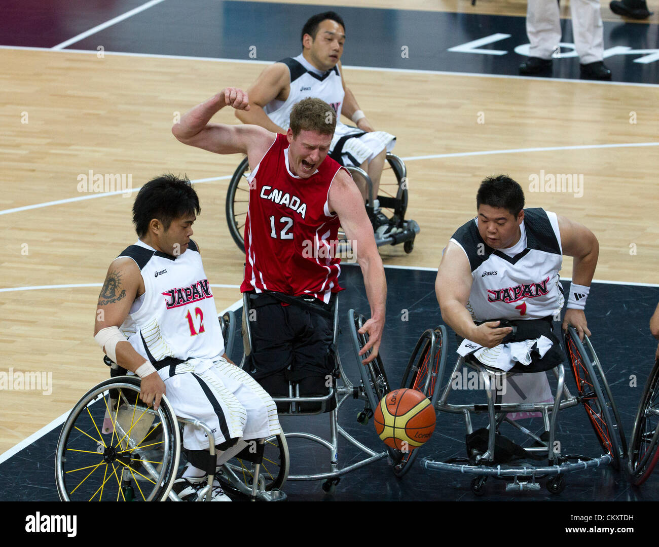 Canada Patrick Anderson circondato da giocatori giapponesi durante il basket in carrozzella della concorrenza a Londra Paralimpiadi Foto Stock
