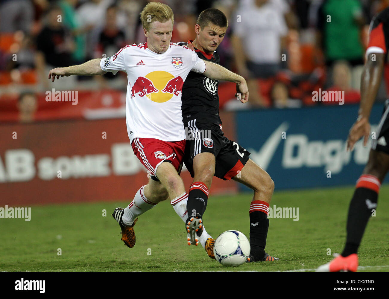 29.08.2012. Washinton, DC. Perry cucina (23) di DC Uniti riceve la palla lontano da Dax McCarty (11) dei New York Red Bulls durante una sequenza di lunghezza massima MLS corrispondono a RFK Stadium di Washington DC. Il gioco si è conclusa con un pareggio (2-2). Foto Stock