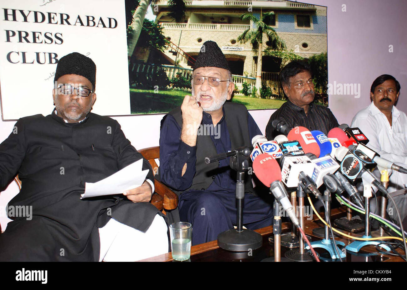 Alleanza Jaffaria Pakistan (JAP) Presidente, Allama Abbas Kumaili indirizzi alla media delle persone nel corso di una conferenza stampa a Hyderabad press club del venerdì, 31 agosto 2012. Foto Stock