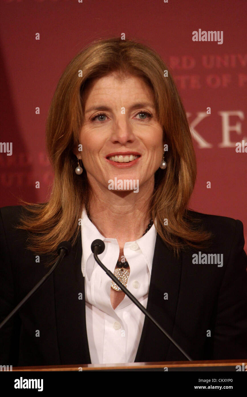 Novembre 23, 2009 - Cambridge, Massachusetts, STATI UNITI D'AMERICA - Caroline Kennedy presenta il 2009 John F. Kennedy nuova frontiera Awards di Patrick Murphy, U.S. Rappresentante, ottavo distretto della Pennsylvania e Rebecca Onie, cofondatore e CEO di progetto sanità presso la John F. Kennedy Jr. Forum, Harvard Kennedy School (credito Immagine: ¬© Betania Versoy/ZUMA Press) Foto Stock