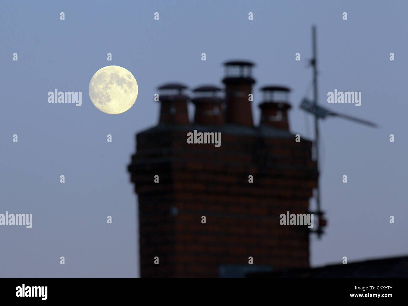 Swansea, South Wales, Regno Unito. Giovedì 30 agosto 2012. La luna si vede un giorno prima che esso sarà piena di venerdì 31 agosto 2012. Il "Blue Moon" come viene chiamato è quando due lune piene si verificano nel mese di agosto. La luna è il più vicino alla terra e sembra molto più grande e più luminoso. Foto Stock