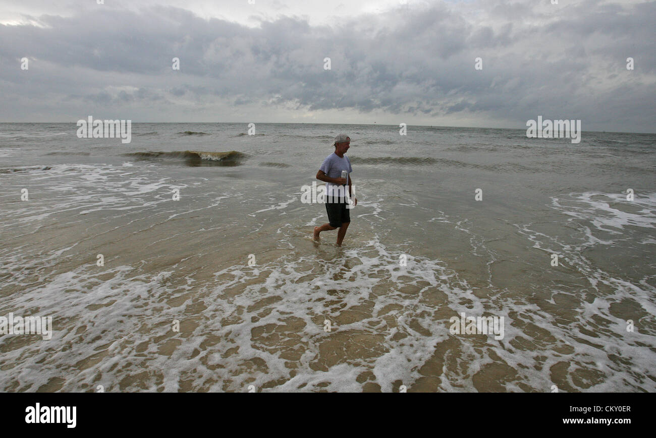 Agosto 28, 2012 - Gulfport, Mississippi, Stati Uniti d'America - nuvole temporalesche dall uragano Isacco entrare come Paolo MacNeil passeggiate sulla spiaggia di Gulfport, Mississippi, Stati Uniti d'America il 28 agosto 2012. Uragano Isaac farà approdo come una categoria 1 uragano. (Credito Immagine: © Dan Anderson/ZUMAPRESS.com) Foto Stock