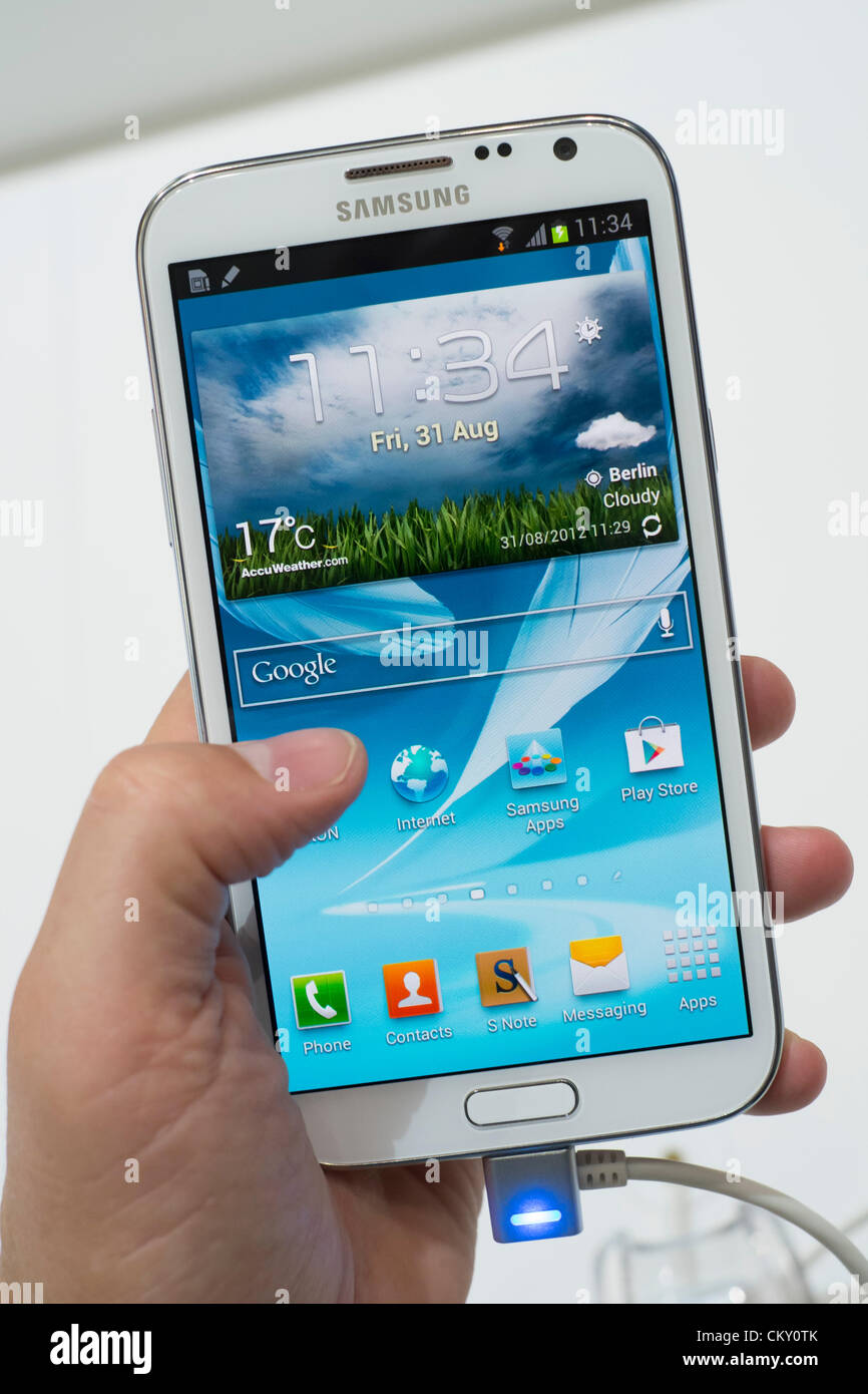 Dettaglio del nuovo Samsung Galaxy nota II smart phone rilasciato oggi, 31 agosto 2012, il giorno di apertura dell'annuale IFA (Internationale Funkausstellung) prodotti elettrici ed elettronici di consumo mostra tenutasi a Berlino Messe Trade Show sale, Germania. Foto Stock