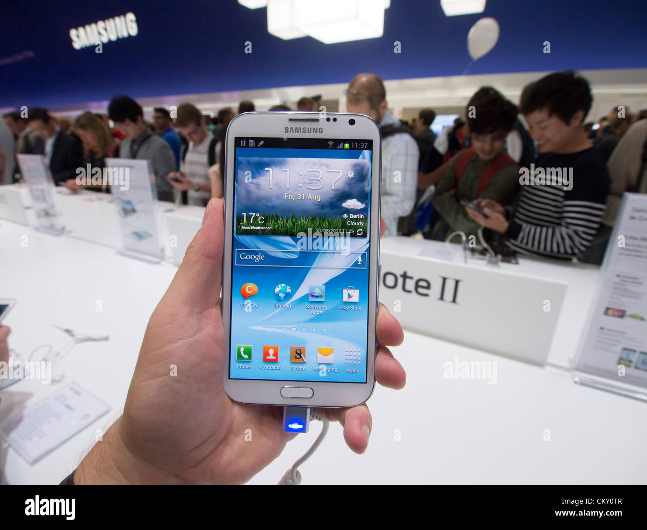 La folla di visitatori per il Samsung hall per vedere il nuovo Samsung Galaxy nota II smart phone rilasciato oggi, 31 agosto 2012, il giorno di apertura dell'annuale IFA (Internationale Funkausstellung) prodotti elettrici ed elettronici di consumo mostra tenutasi a Berlino Messe Trade Show sale, Germania. Foto Stock