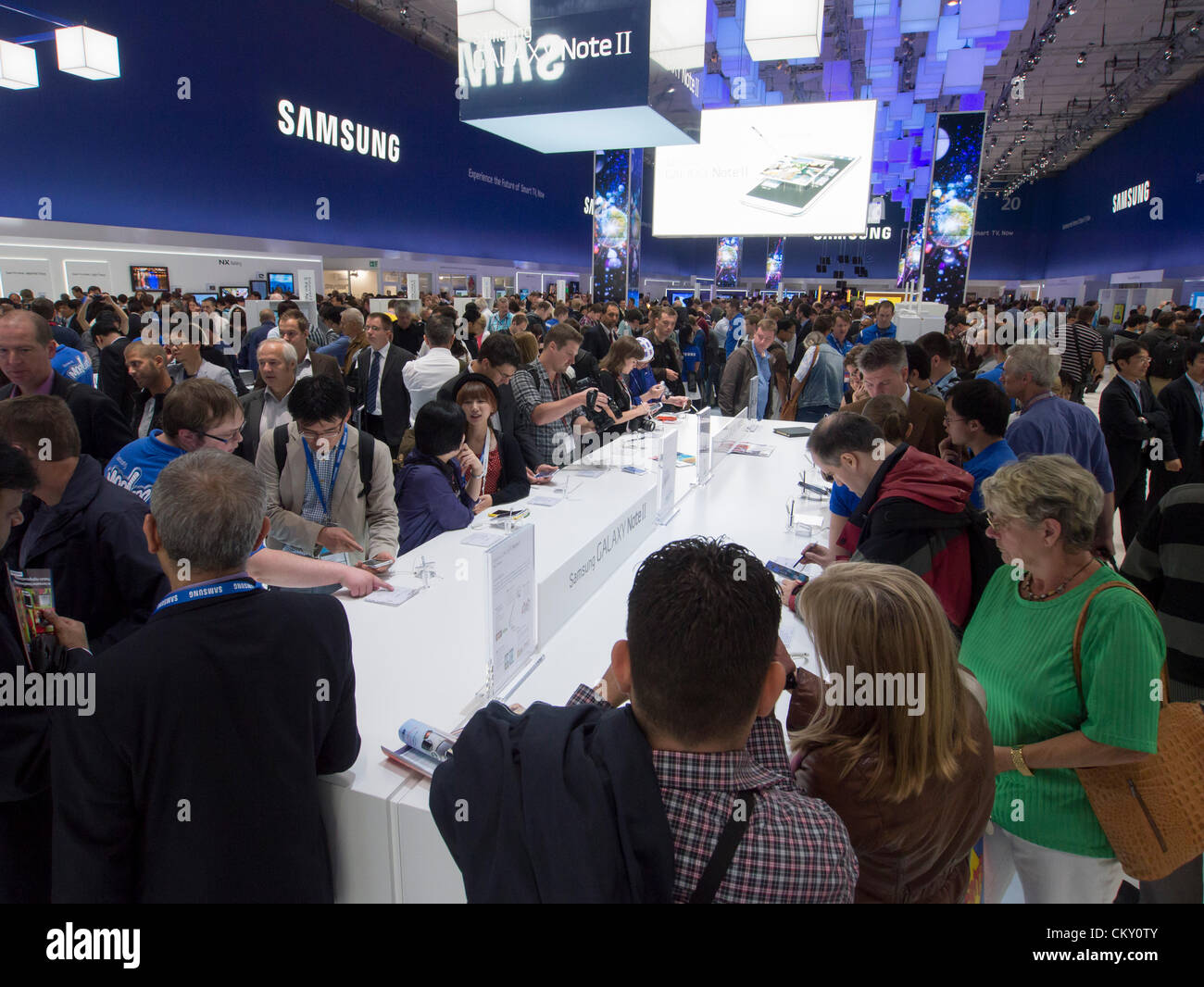La folla di visitatori per il Samsung hall per vedere il nuovo Samsung Galaxy nota II smart phone rilasciato oggi, 31 agosto 2012, il giorno di apertura dell'annuale IFA (Internationale Funkausstellung) prodotti elettrici ed elettronici di consumo mostra tenutasi a Berlino Messe Trade Show sale, Germania. Foto Stock