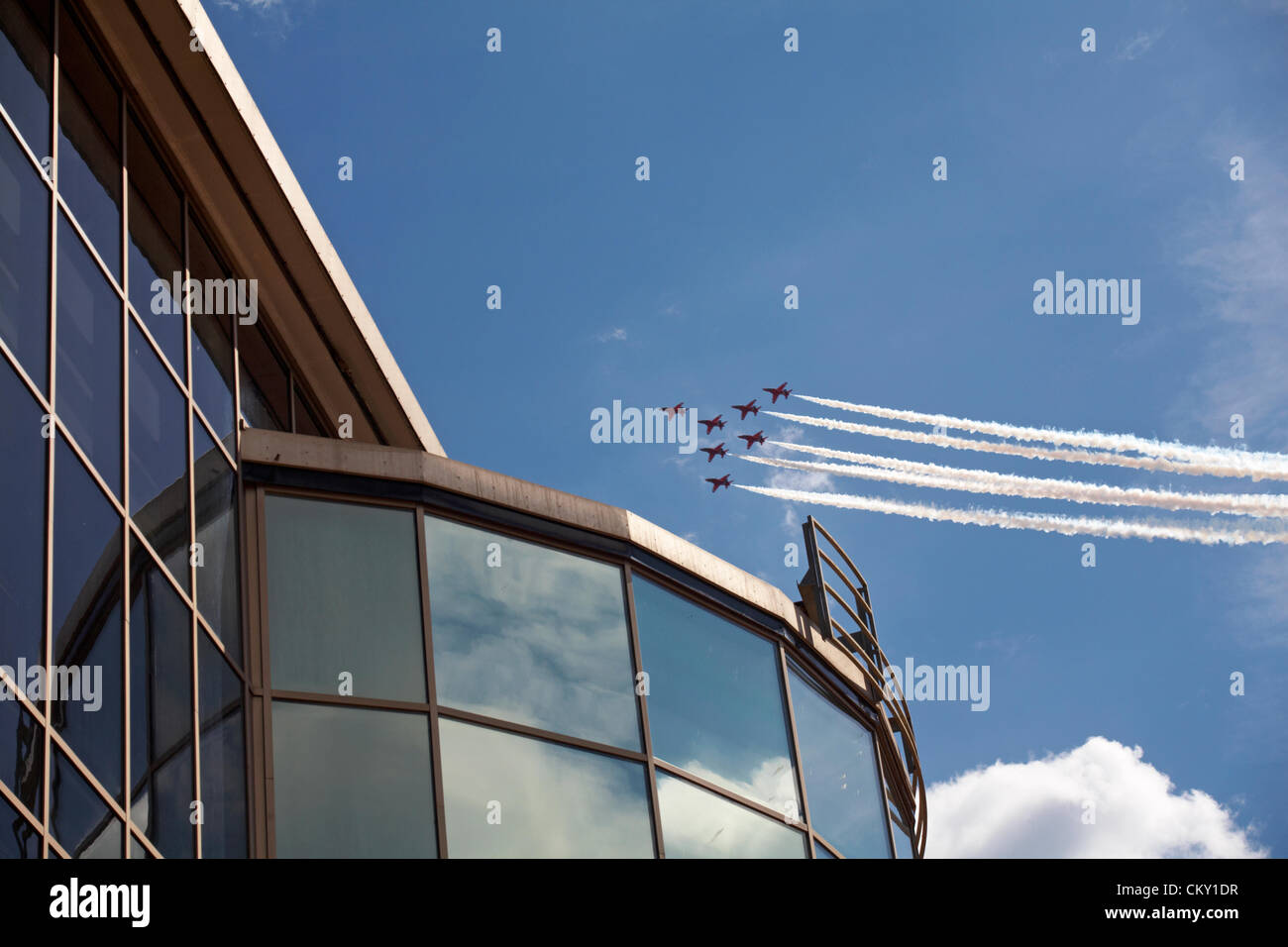 Bournemouth Dorset, Regno Unito Inghilterra venerdì 31 agosto 2012. Le frecce rosse volando sopra la vecchia Imax Waterfront edificio durante il Bournemouth Air Festival, Bournemouth, Regno Unito. Credito: Carolyn Jenkins / Alamy Live News Foto Stock