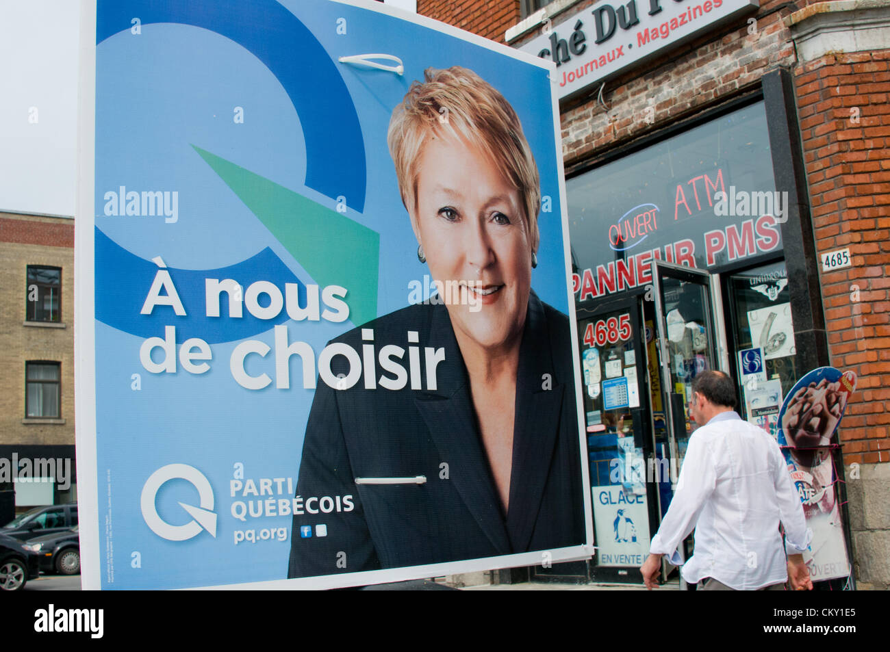 Agosto 31, 2012, Montreal.La pro-gruppo separatista particol Quebec è prevista per vincere un governo di minoranza nelle elezioni provinciali che si terranno il 4 settembre 2012 nella provincia del Québec in Canada. In questa targhetta su una strada di Montreal : Pauline Marois testa della parteci Quebec. Lo slogan dice : è per noi di scegliere . Foto Stock