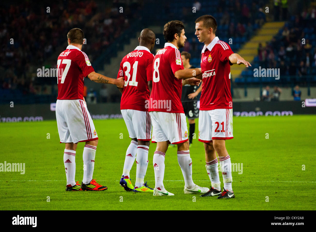 Agosto 31, 2012 a Cracovia (pol. Cracovia), Polonia - terzo round del calcio polacco Extraleague. Wisla giocatori durante il Wisla Cracovia v Polonia Warszawa corrispondono. Wisla fu sconfitto 1:3 dalla Polonia. Foto Stock