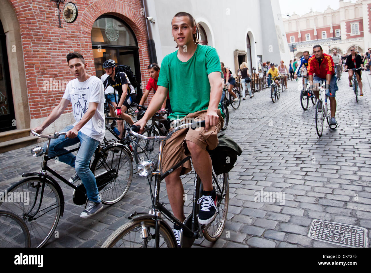 Agosto 31, 2012 a Cracovia (pol. Cracovia), Polonia - massa critica, una manifestazione ciclistica tenutasi l'ultimo venerdì di ogni mese. Questa è una sorta di una protesta per aumentare la consapevolezza dei problemi in bicicletta. Foto Stock