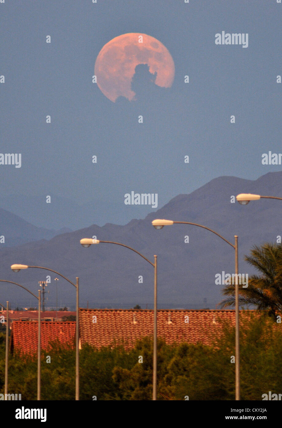 La luna piena sorge sulla valle di Las Vegas su agosto 31, 2012, Nevada, Stati Uniti d'America. Questa è la seconda luna piena di questo mese ed è considerato un 'Blue Moon' che succede ogni pochi anni. Il prossimo non sarà fino al 2015. Foto Stock