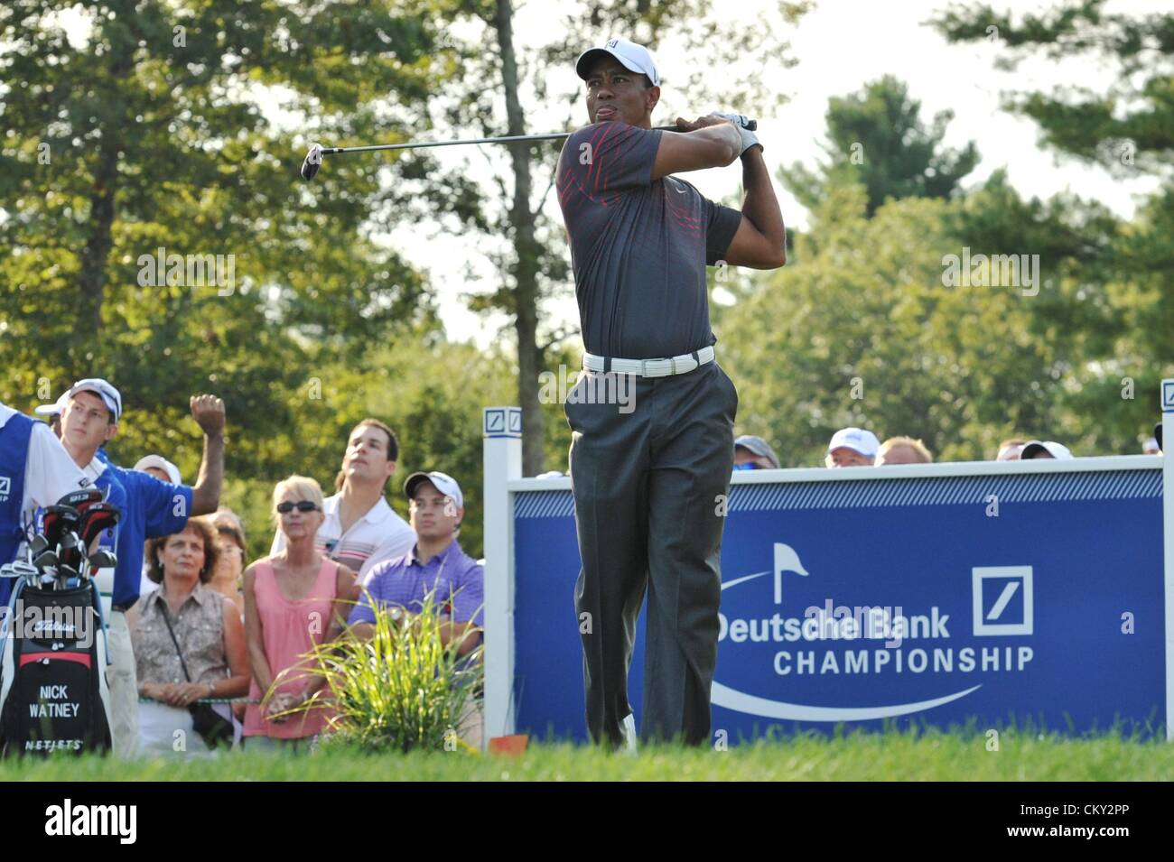 31.08.2012. Norton, Boston, Stati Uniti d'America. Tiger Woods inizia della sua settimana sul retro il nove e il suo tee-shot è rozzo ma avrebbe recuperato da -6 attraverso il foro 12 nel primo round del campionato della banca di Deutsche a TPC Boston di Norton, MA Foto Stock