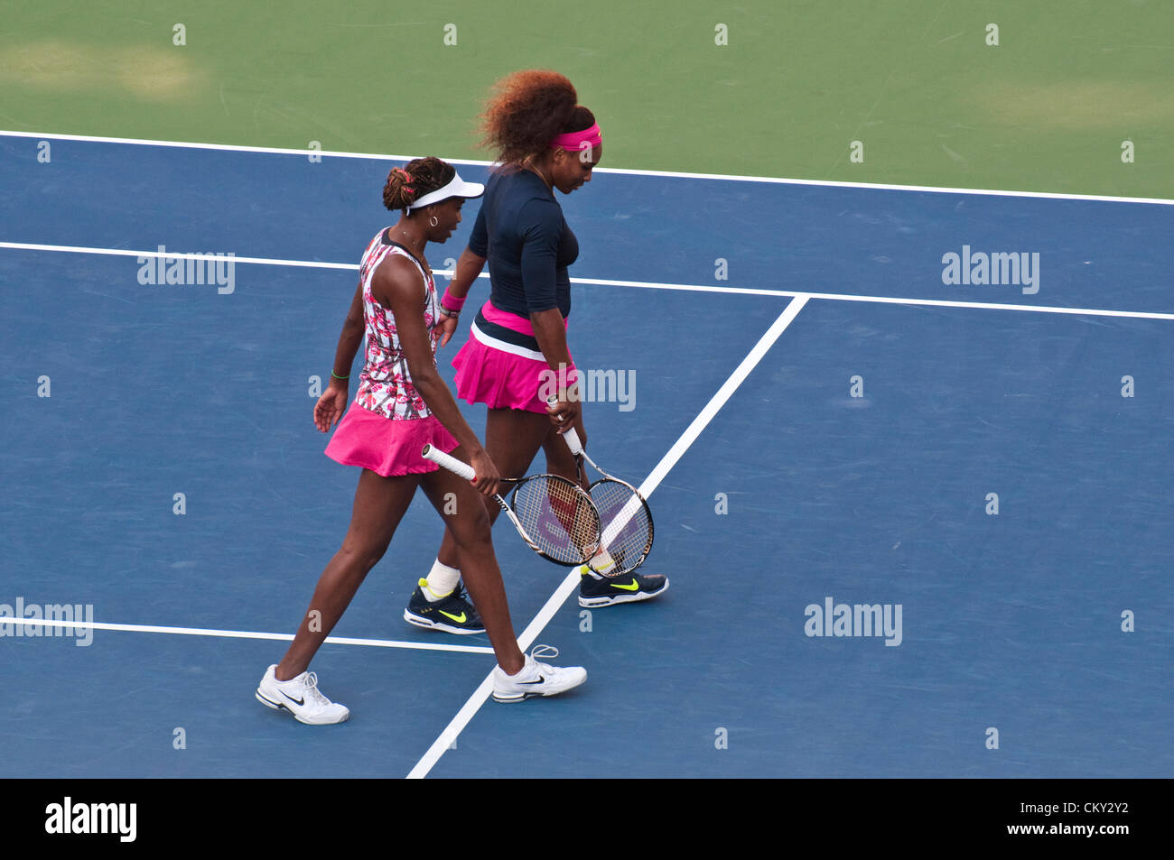 Serena Williams e Venus Williams degli Stati Uniti durante le Donne Doppio Secondo turno il match contro Kristina Mladenovic, Francia, e Klaudia Jans-Ignacik, Polonia, il giorno cinque del 2012 US Open su agosto 31, 2012 a Billie Jean King National Tennis Center in Flushing, New York. Foto Stock