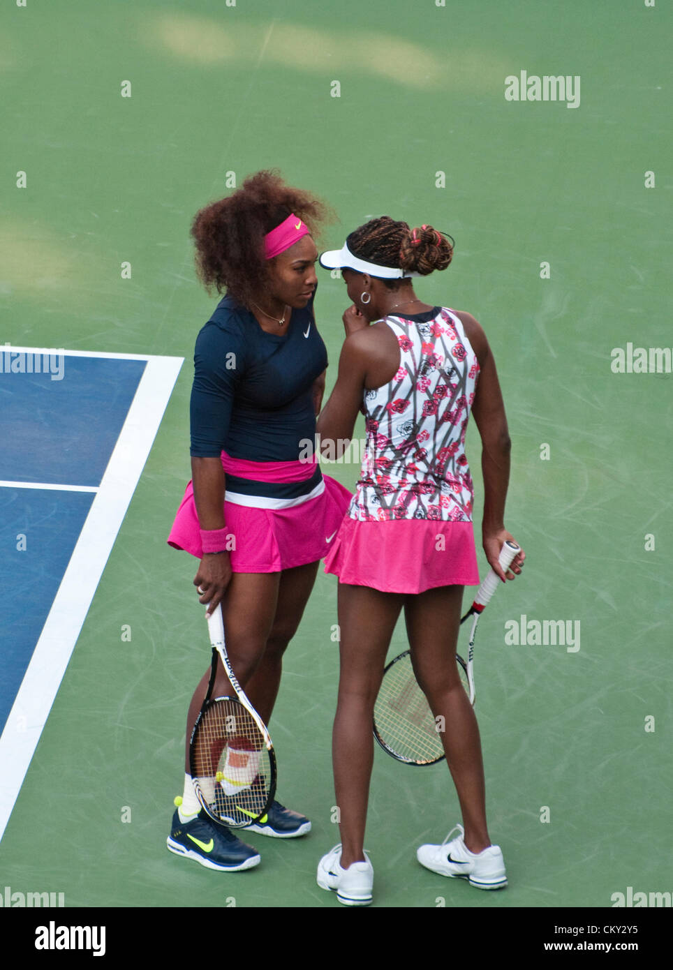 Serena Williams e Venus Williams di Stati Uniti discutere la strategia durante il doppio femminile secondo turno il match contro Kristina Mladenovic, Francia, e Klaudia Jans-Ignacik, Polonia, il giorno cinque del 2012 US Open su agosto 31, 2012 a Billie Jean King National Tennis Center in Flushing, New York. Foto Stock