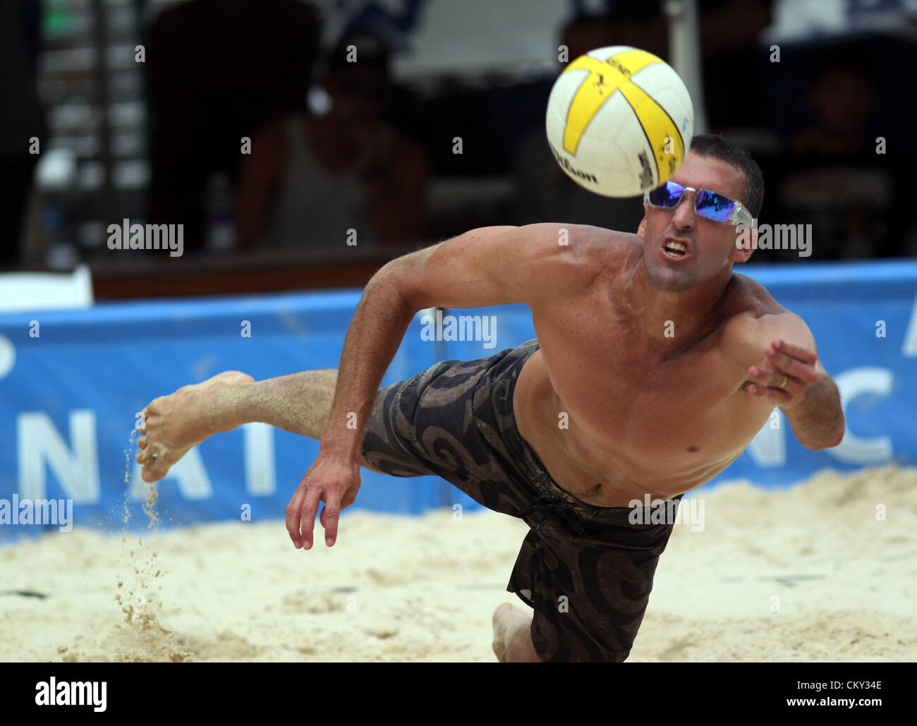 PEDRO GRAEL BRAZAO dal Brasile l immersione nella sabbia dopo aver effettuato un salvataggio. Venerdì 31 agosto 2012 durante la riproduzione in AVP Cincinnati open pro beach volley torneo. Foto Stock