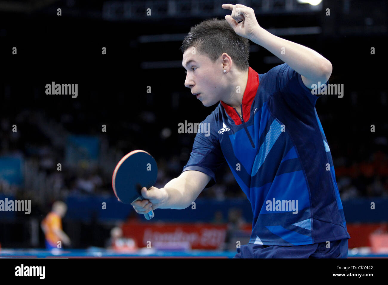 01.09.2012 Londra, Inghilterra. Ross Wilson (GBR) in azione durante il suo quarto la vittoria finale su Marcin SKRZYNECKI (POL) in uomini singoli classe 8 al giorno 3 del maschile di tennis da tavolo da ExCel. Foto Stock