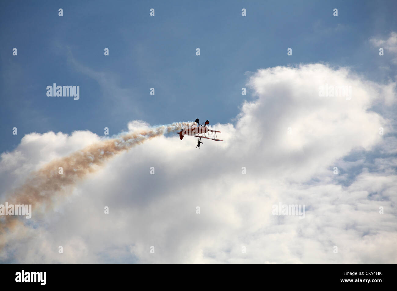 Bournemouth, Regno Unito venerdì 31 agosto 2012. Breitling Wingwalker Wing Walker che si esibisce al Bournemouth Air Festival di Bournemouth, Regno Unito. Da allora i Breitling Wingwalkers sono diventati gli AeroSuperbatics Wingwalkers. Credit: Carolyn Jenkins / Alamy Live News Foto Stock