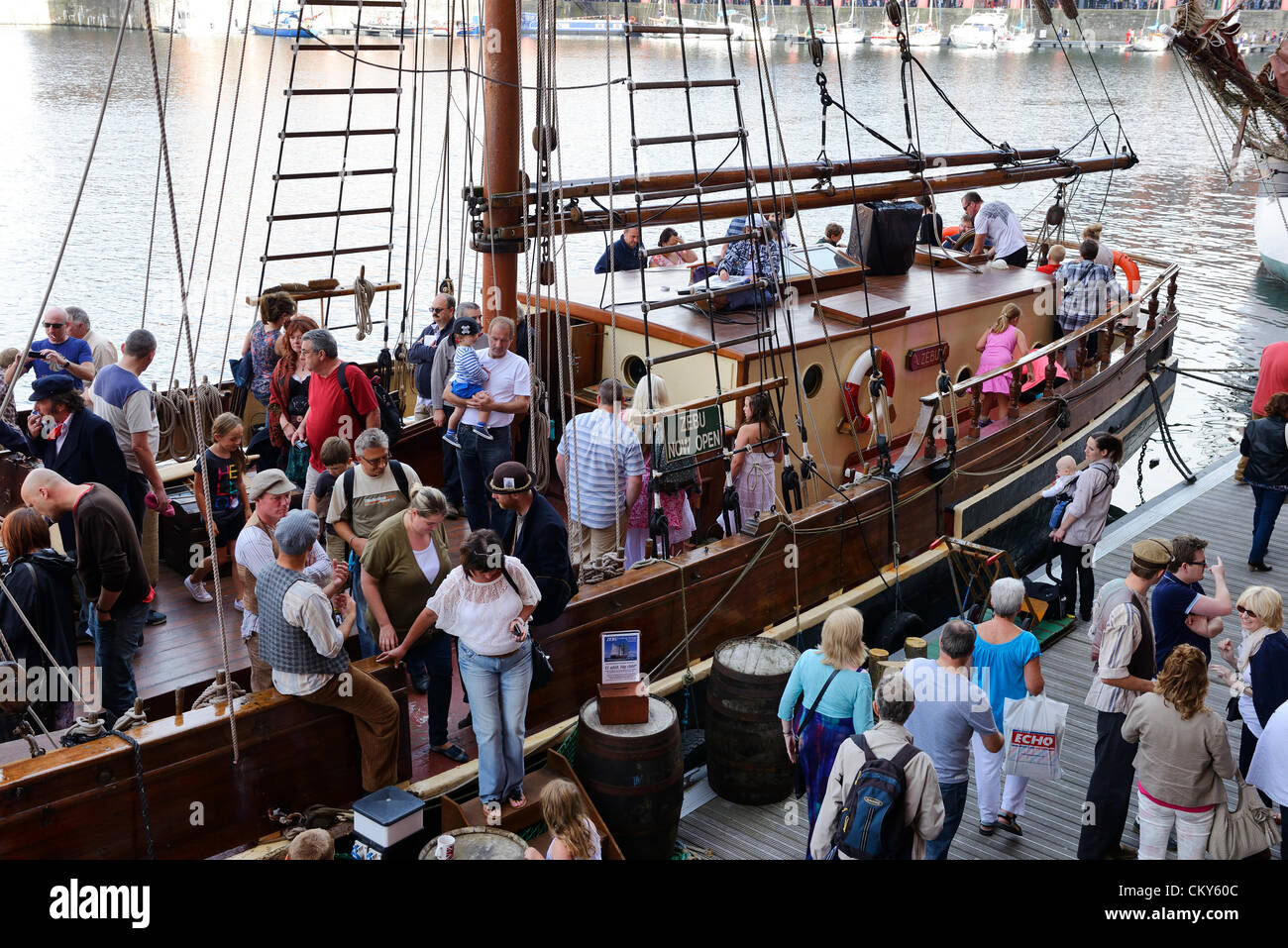 Sabato 1 settembre 2012. Liverpool, Regno Unito. Il mare irlandese 2012 TALL SHIPS REGATTA. Vista la folla di Tall Ship zebù di Albert Dock, Liverpool. Foto Stock