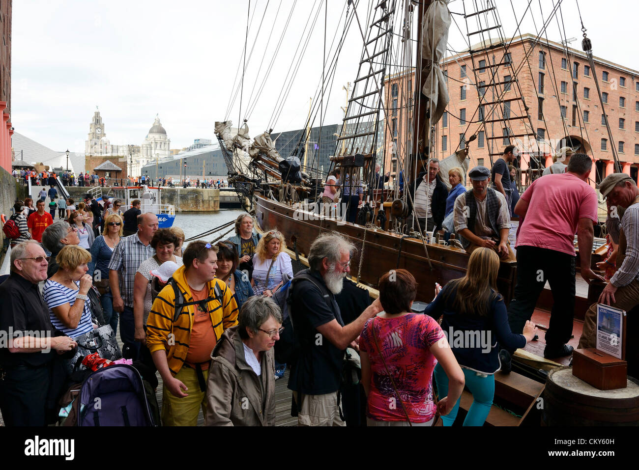 Sabato 1 settembre 2012. Liverpool, Regno Unito. Il mare irlandese 2012 TALL SHIPS REGATTA. Vista la folla di Tall Ship zebù di Albert Dock, Liverpool. Foto Stock