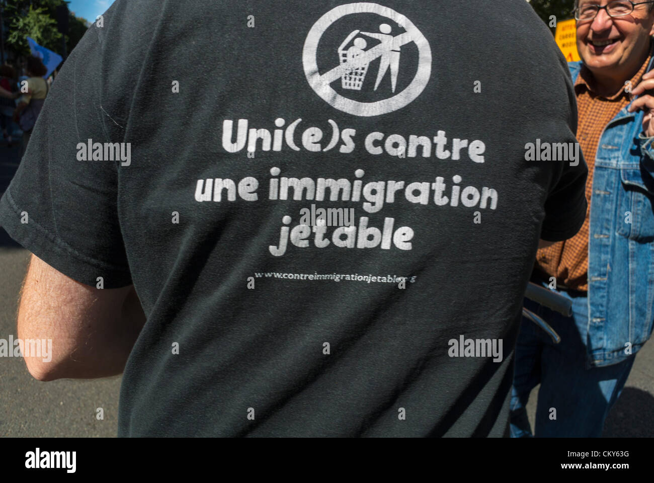 Parigi, Francia, T-Shirt attivista francese per i diritti esteri, immigrati senza documenti (Sans Papiers), in dimostrazione pubblica, slogan della camicia, protesta per la legge sull'immigrazione, giustizia degli immigrati, slogan di giustizia sociale Foto Stock