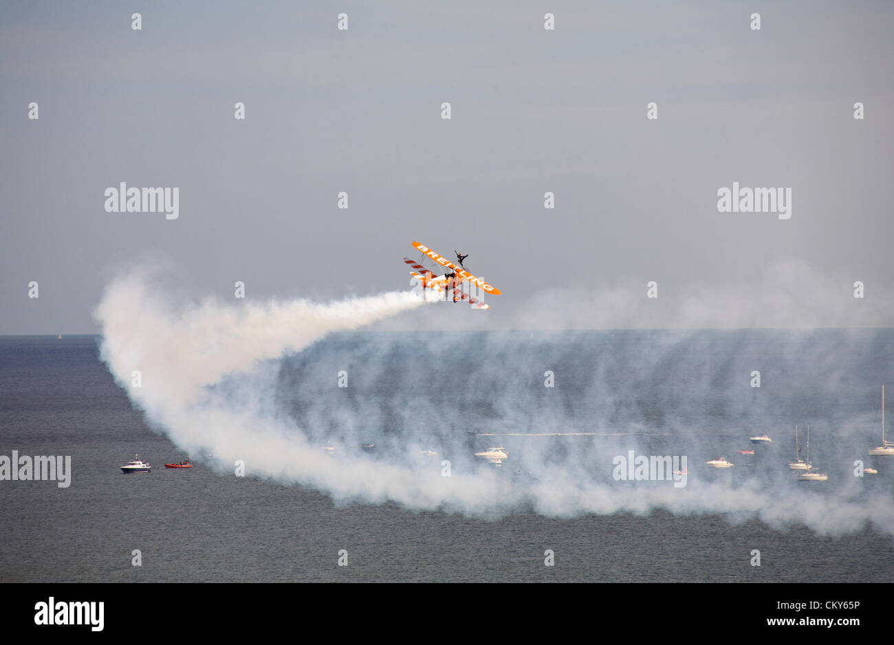 Bournemouth, Regno Unito venerdì 31 agosto 2012. Breitling Wingwalker Wing Walker che si esibisce al Bournemouth Air Festival, Bournemouth, Dorset UK. Da allora i Breitling Wingwalkers sono diventati gli AeroSuperbatics Wingwalkers. Credit: Carolyn Jenkins / Alamy Live News Foto Stock