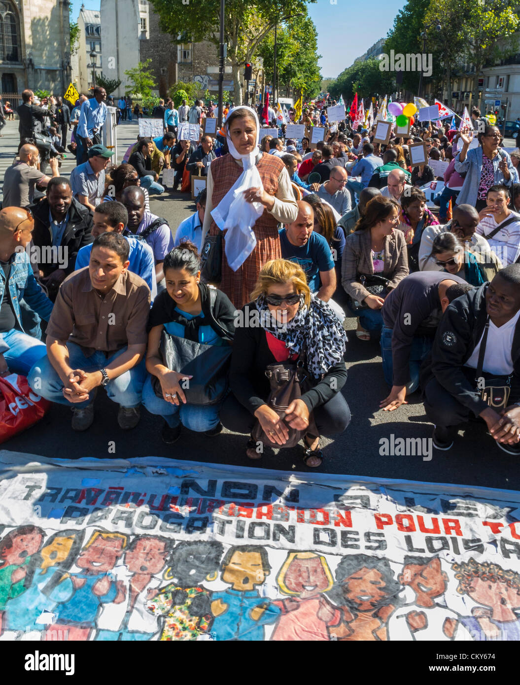 Parigi, Francia, immigrati collettivi senza documenti, folla seduta sulla strada, sit-in sulla strada, 'Sans Papiers', dimostrazione pubblica, contro la protesta di legge sull'immigrazione, arte attivista, grandi migranti illegali Sans Papiers multiculturali Foto Stock