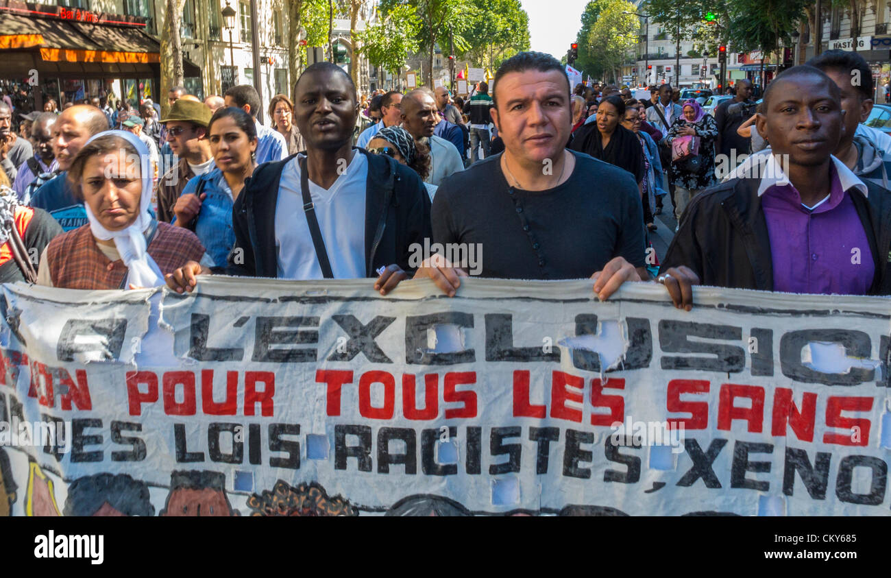 Parigi, Francia, diritti collettivi internazionali sugli immigrati, migranti senza documenti, tenendo striscioni di protesta ("Sans Papiers"), réfugiés, in manifestazioni pubbliche, proteste, giustizia degli immigrati, grande folla multiculturale, sindacato per l'immigrazione, lavoratore immigrato francia, segno di protesta pacifica, manifestanti diritti umani multirazziali, protesta a sostegno dei diritti dell'immigrazione, migranti clandestini, folla europea di persone di fronte Foto Stock