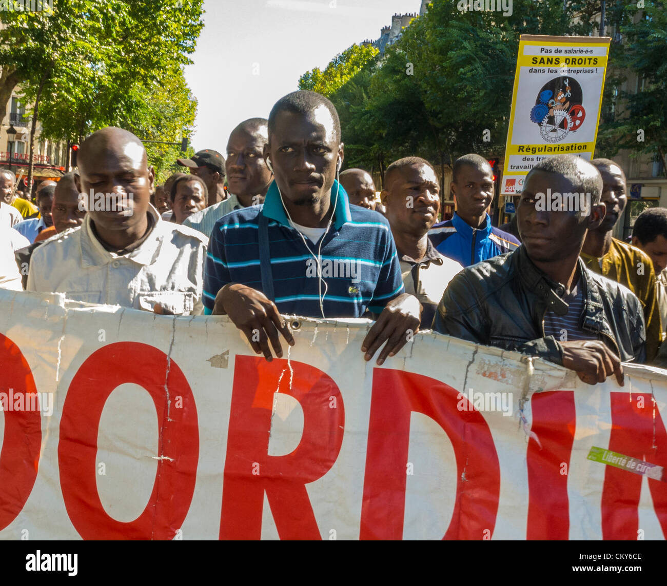 Parigi, Francia, folla che marciano con segni di protesta e banner, immigrati africani senza documenti collettivi, migranti, 'Sans Papiers', in pubblica dimostrazione, réfugiés, Contro la protesta contro la legge sull'immigrazione, la giustizia degli immigrati, il lavoro, il lavoratore degli immigrati francia, la protesta a favore dei diritti di immigrazione, i migranti clandestini, l'Europa Foto Stock