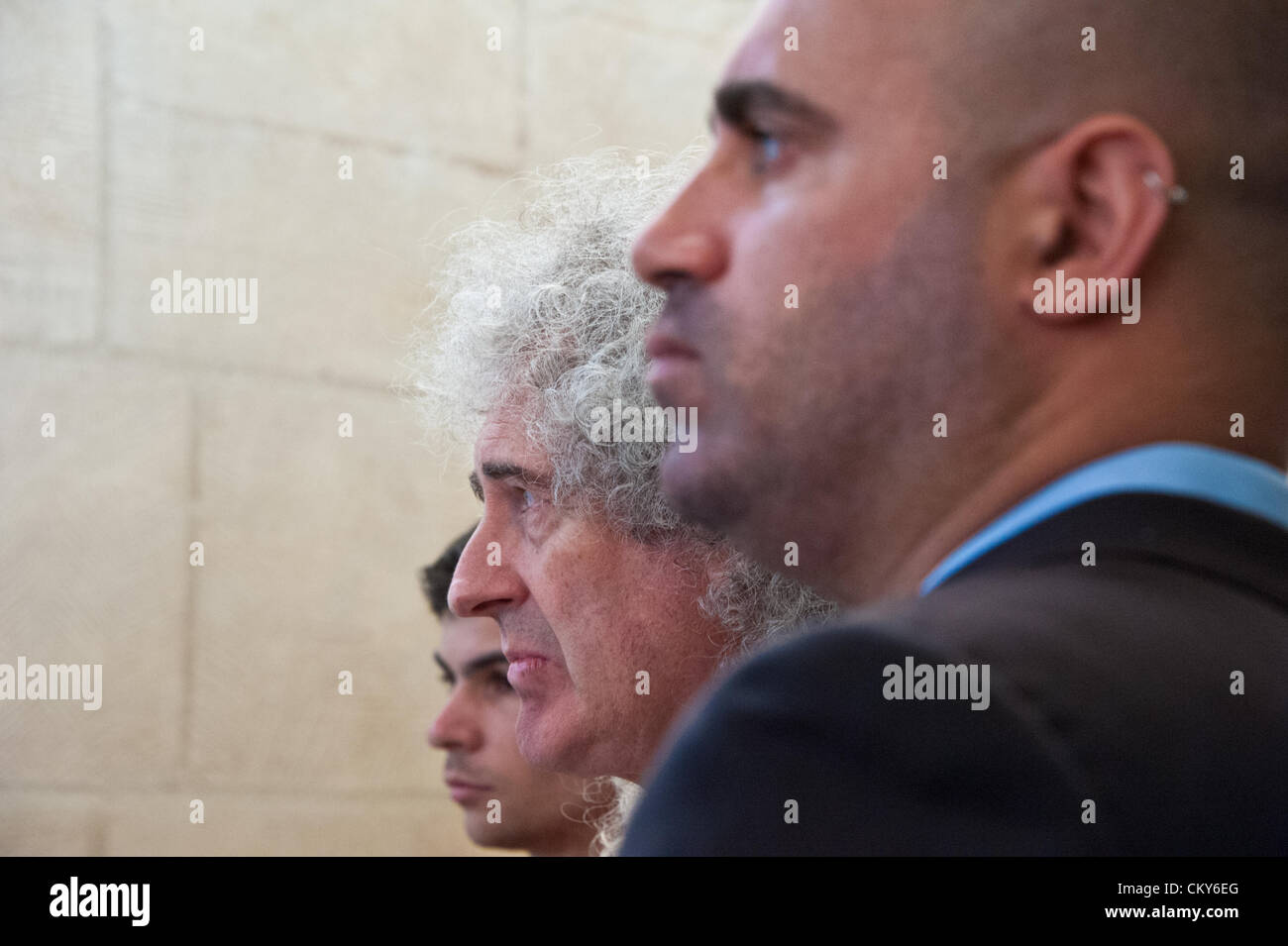 Brian May [center] e compagni i diritti degli animali i diruttori Marc Abraham ascoltare RSPCA CEO Gavin concedere a rocce della fauna selvatica nella cattedrale di Guildford sabato 1 settembre 2012 photo©Julia Claxton Foto Stock