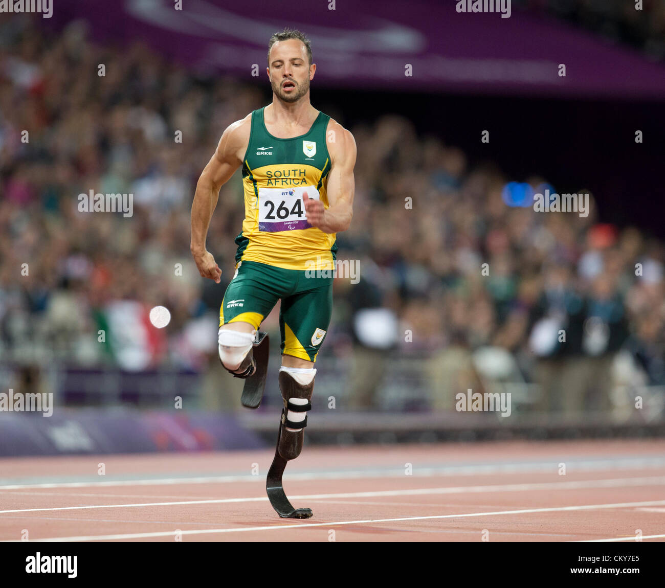 South African sprinter Oscar Pistorius imposta un record del mondo in uomini 200 metri-T44 classe durante il semi-round finale del Foto Stock