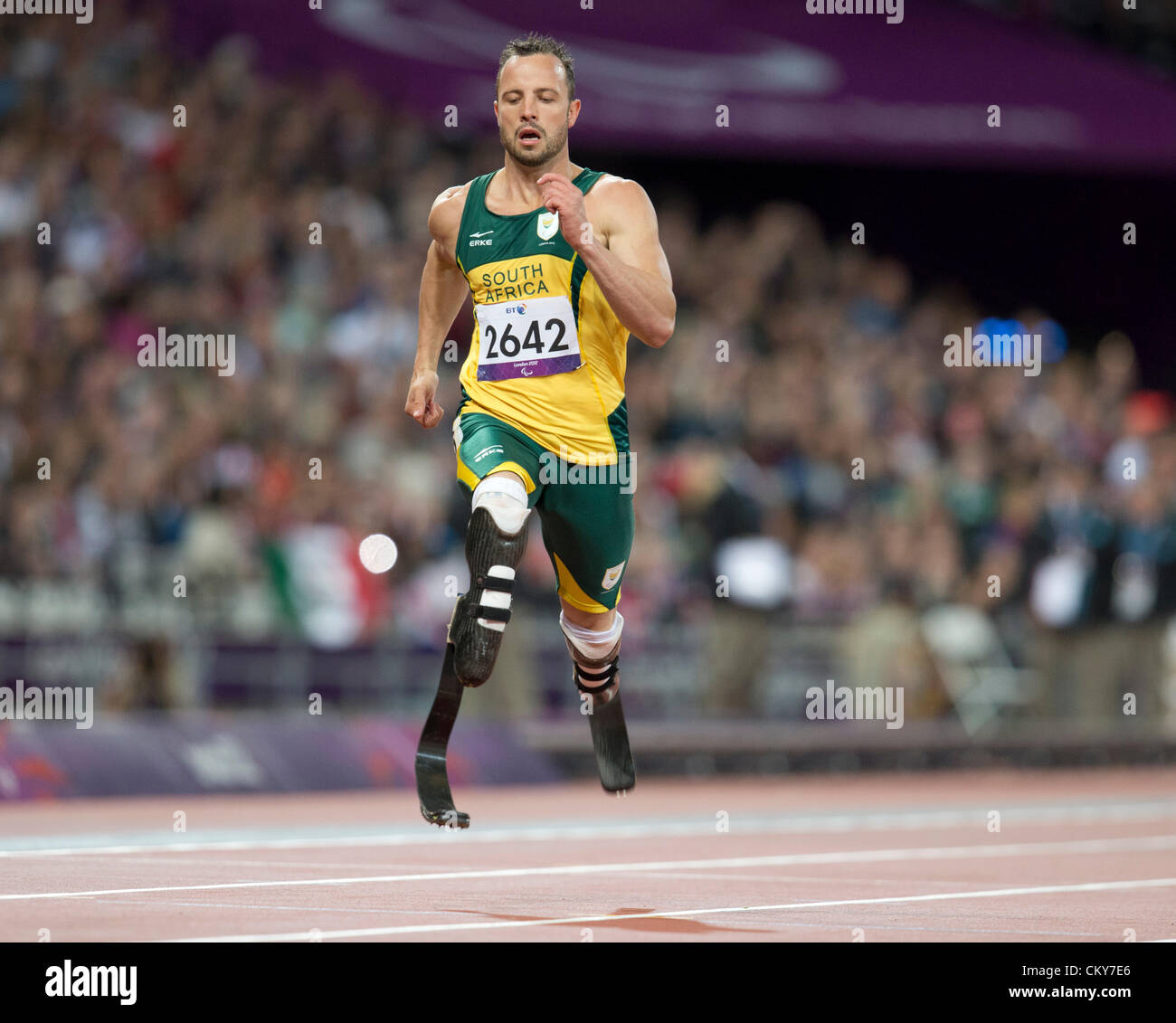 South African sprinter Oscar Pistorius imposta un record del mondo in uomini 200 metri-T44 classe durante il semi-round finale del Foto Stock