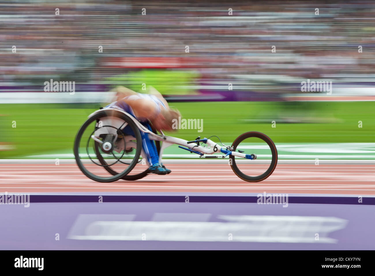 01.09.2012. Londra, Inghilterra. Un atleta compete in uomini 100m T54 Round 1 presso lo Stadio Olimpico durante il London 2012 Giochi Paralimpici di Londra, Gran Bretagna, 01 settembre 2012. Foto Stock