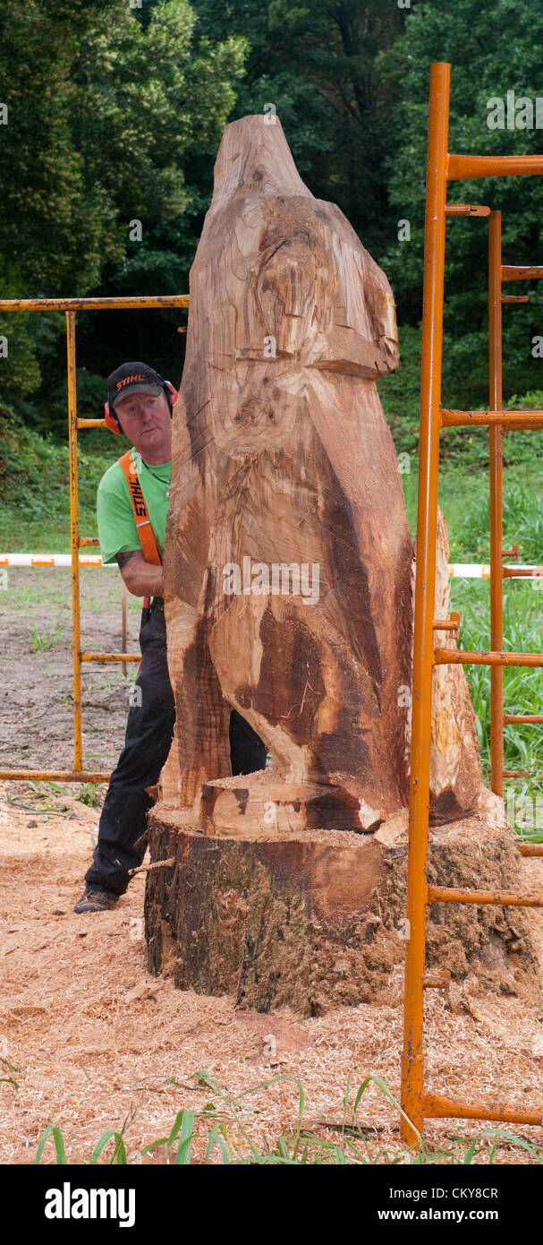 Emmanuel Courtot sponsorizzato da STIHL etc facendo sculture in legno dal 27 agosto al 2 Settembre 2012 Foto Stock