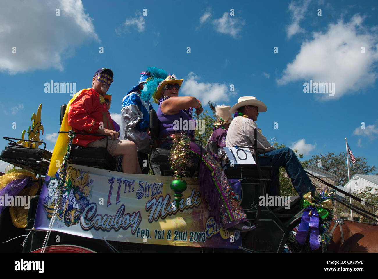 1 settembre 2012 Bandera, Texas, Stati Uniti d'America - Il Cowboy Mardis Gras stagecoach viaggia verso la strada principale durante il celebrare Bandera parade. Bandera è conosciuta come la capitale del Cowboy del mondo. Foto Stock