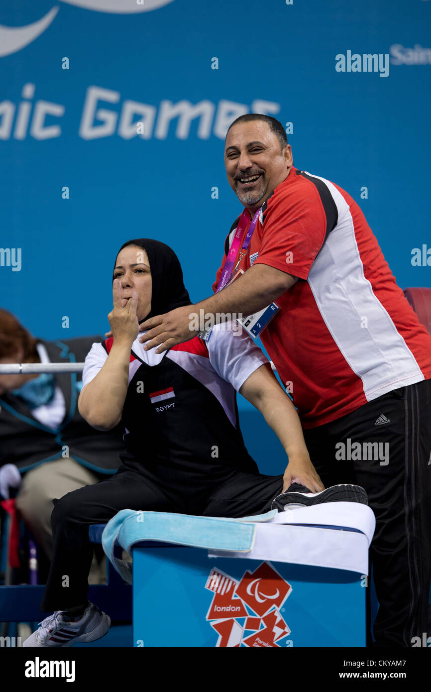 2 settembre 2012 Londra, Regno Unito: dell'Egitto Fatma Omar insieme con il suo allenatore festeggia il suo record del mondo 143kg di sollevamento per vincere la donna 56kg powerlifting come la concorrenza continua a Londra Giochi Paralimpici. Foto Stock