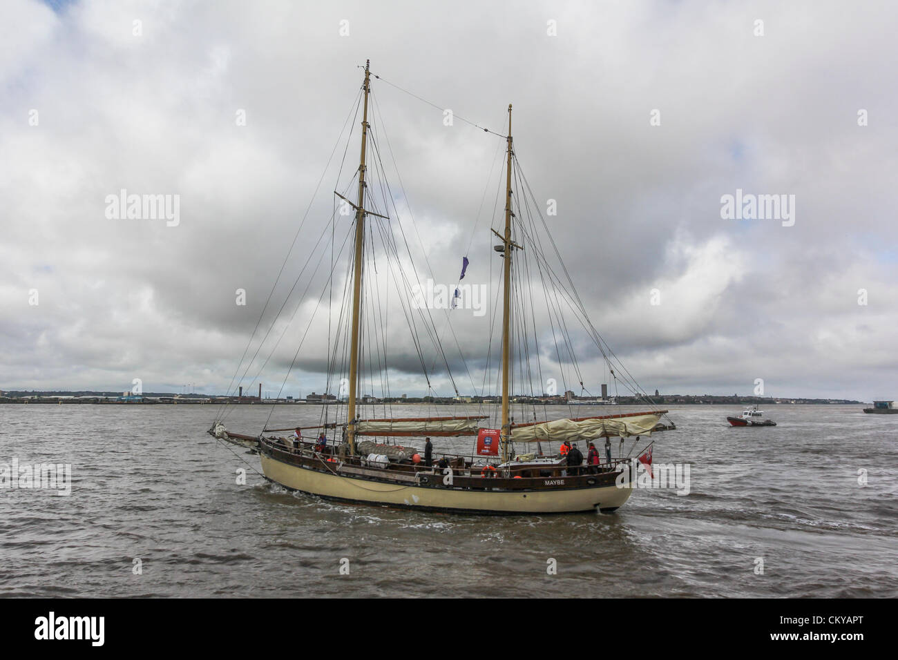 Inaugurale del mare irlandese Tall Ships Regatta in Liverpool si concluderà domenica 2 settembre 2012 come tutti i quattordici Tall Ships hanno preso parte alla parata di vela lasciando di Liverpool Albert Dock sul fiume Mersey. Le navi poi passò in rassegna in formazione e a sinistra il fiume insieme. Foto Stock