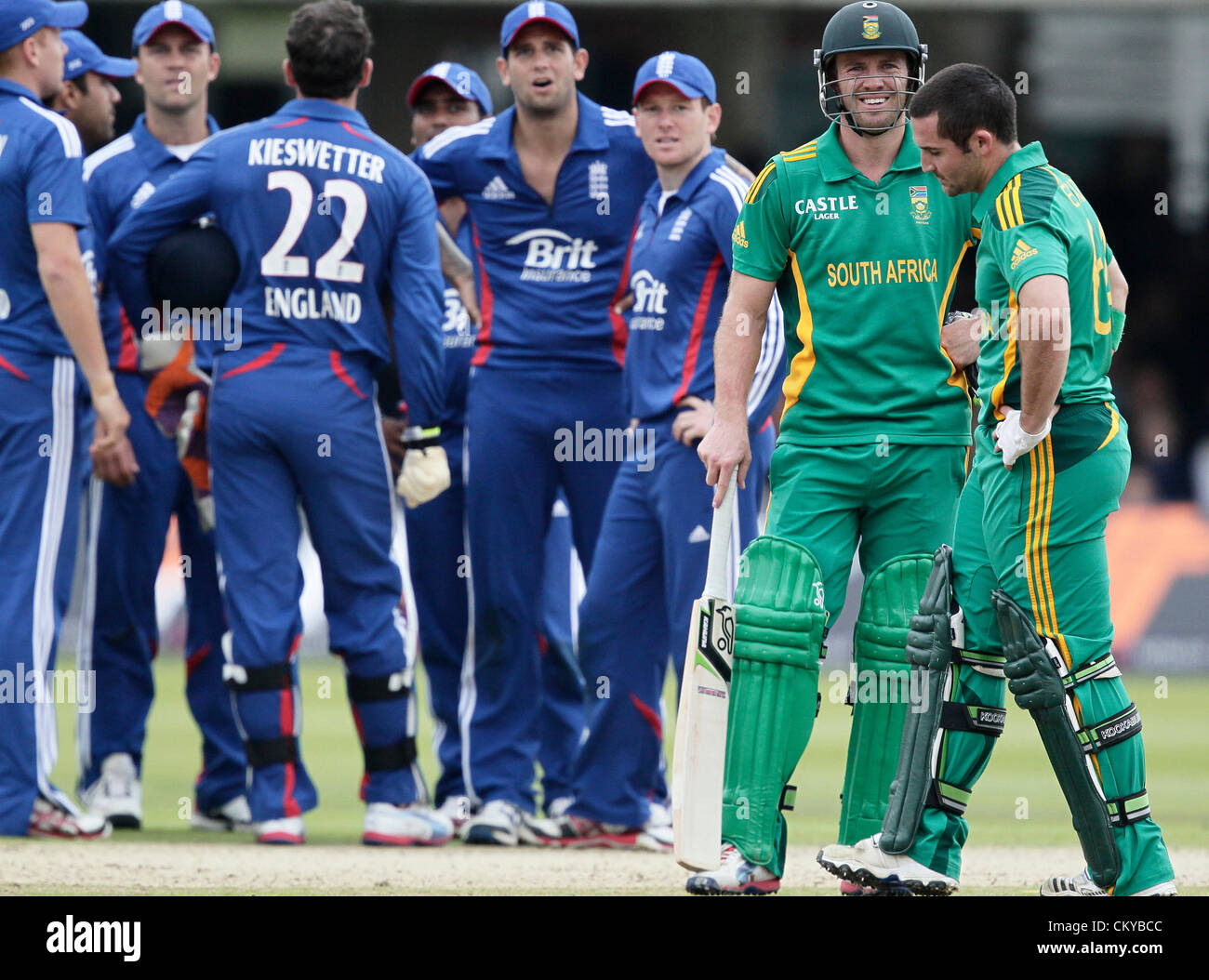 02.09.2012. Il Lords Cricket Ground Londra Inghilterra A B de Villiers attende il suo destino come la sconcertante chiamata viene riesaminata in azione durante l'Inghilterra sud Africa: 3° Natwest ODI al Lords Cricket Ground St Johns Wood Londra Inghilterra. Foto Stock